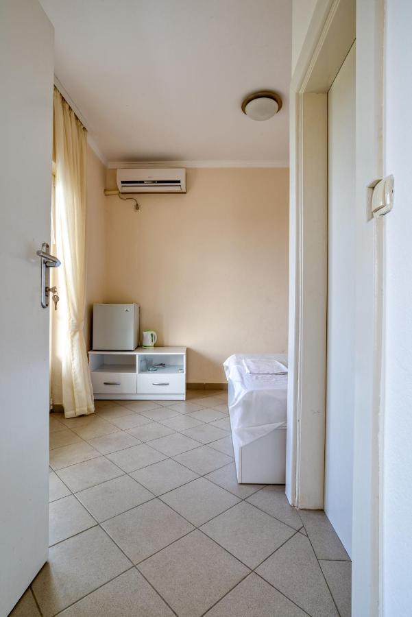 Hostel "Kraljica Snezna " Sutomore Bagian luar foto